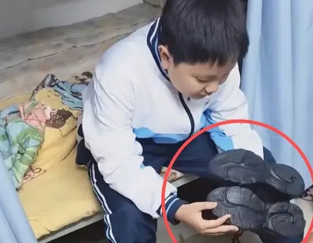 Mẹ lên mạng than vãn con trai 'tí tuổi đã hoang phí', ai ngờ nghe chuyện chị kể, dân mạng nói thẳng: Sợ nhất kiểu phụ huynh này!