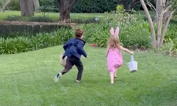 Giữa lúc Hoàng gia Anh tề tựu trang nghiêm, Meghan khoe clip hai con chơi đùa giản dị: Harry lặn mất tăm vì lý do này?