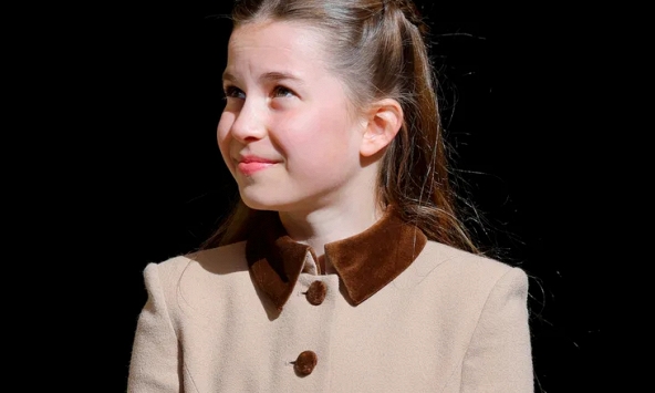 Mái tóc mây tết vương miện của Công chúa Charlotte khiến bố William 'đầu hàng', mẹ Kate loay hoay