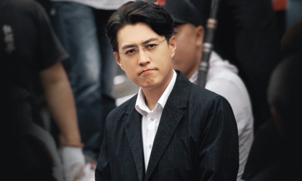 Nam diễn viên Cận Đông khiến dân mạng cười bò: 'Phông bạt' hình tượng tri thức nhưng không nhớ nổi tên 1 cuốn sách, còn đòi đạp xe 10.000km!