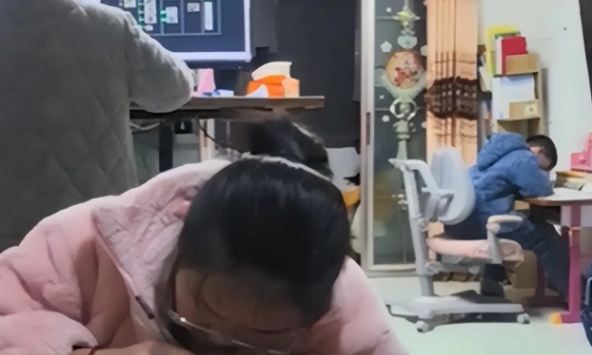 Mẹ đăng ảnh 2 con ngồi học chăm chỉ, một bác sĩ vào bình luận: 'Làm nghề hơn 10 năm, nhìn cảnh này tôi thấy thật đáng sợ'