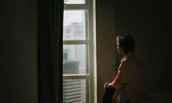 Đề nghị đưa mẹ chồng vào viện dưỡng lão, tôi cảm động rớt nước mắt vì phản ứng của cả nhà chồng