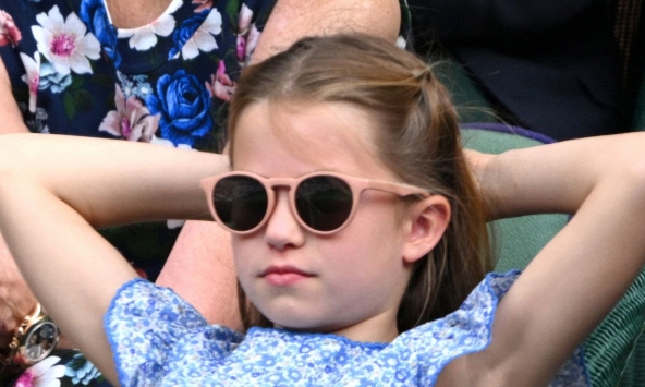 Váy hoa nhí Liberty: Item 'ruột' của Công chúa Charlotte hóa ra lại là di sản thời trang Hoàng gia Anh từ thế kỷ trước