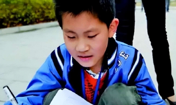 Cậu bé 10 tuổi này tài giỏi cỡ nào mà khi 'mất tích', truyền thông cả nước phải than ngắn thở dài: Một tổn thất lớn cho quốc gia!