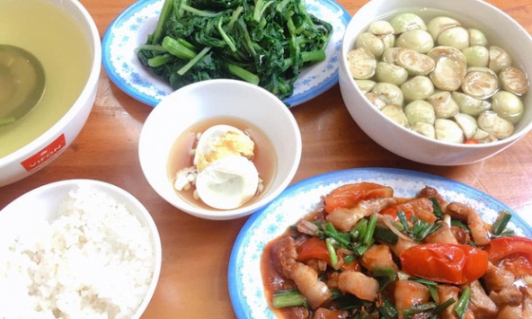 Tôi đưa chồng 50k thách đi chợ nấu được bữa cơm ngon, ai ngờ anh làm cả nhà “trố mắt”