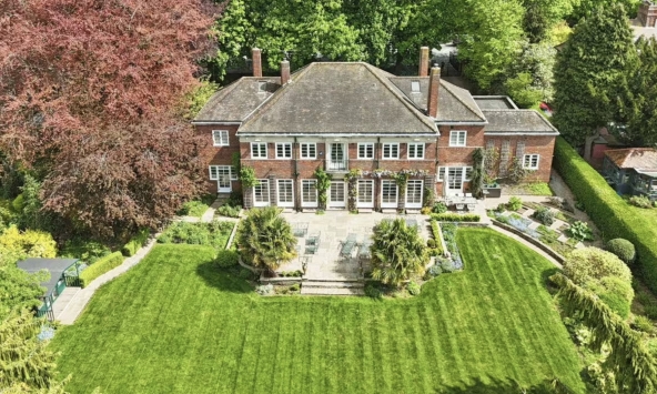 Hoàng gia Anh ráo bán biệt thự giá hơn 45 tỷ đồng