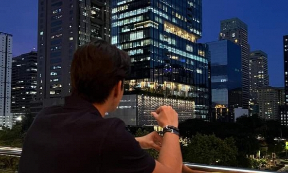 Báo vợ không về nhà nhưng gửi nhầm sang vợ cũ, đọc tin nhắn cô ấy trả lời tôi không kìm được nước mắt