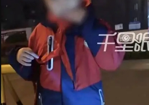 Cảnh tượng không tin nổi lúc nửa đêm tại cổng trường tiểu học khiến ai cũng rùng mình: Có 1 kiểu giáo dục thật đáng sợ!