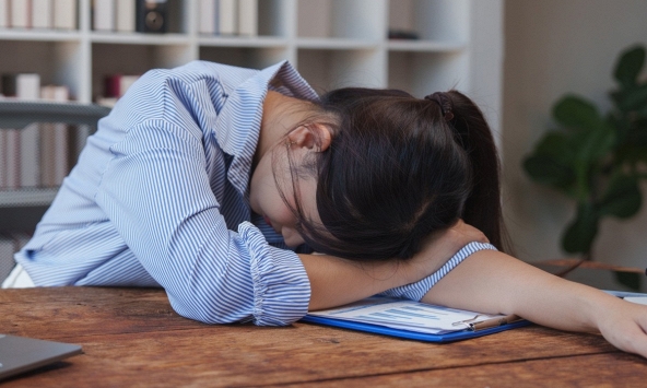 Chê lương bèo, nữ nhân viên thản nhiên ngủ nướng 5 tiếng ở công ty để 'dạy' sếp bài học: 'Tiền nào của nấy!'