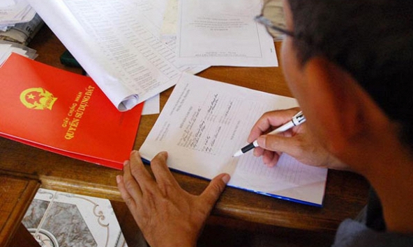 Nhà chồng cho đất, chồng đề nghị đứng tên tôi nhưng lý do phía sau mới đáng sợ