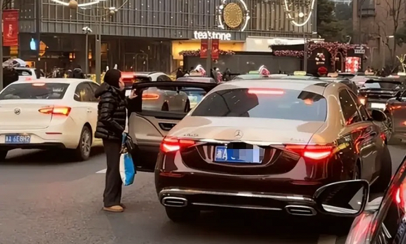 Bà mẹ đi Maybach đón con bị chụp ảnh lén, mắng 'nhà giàu quê mùa': Soi giá từ đầu tới chân mà choáng váng!