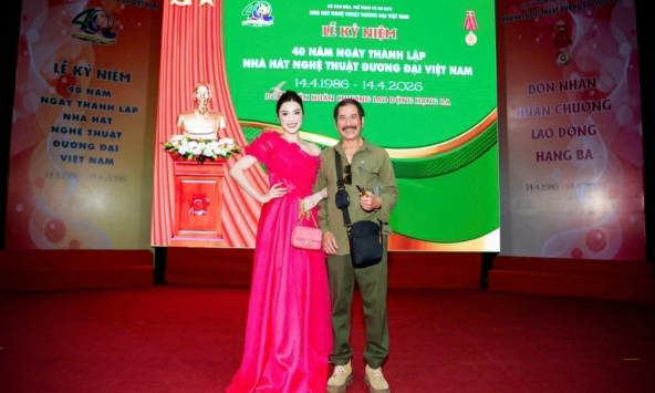 MC – ca sĩ Kim Huyền Sâm nhận Kỷ niệm chương, ghi dấu hơn 20 năm bền bỉ với nghệ thuật