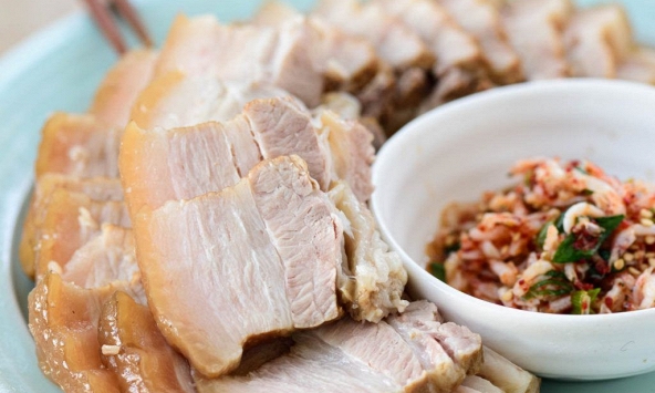 Thịt vừa luộc xong không nên ăn luôn, sự thật về quá trình 'nghỉ' để trọn vẹn lộc lá