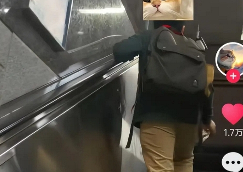 Hành động của 1 đứa trẻ ở ga tàu điện ngầm khiến nhiều người phải hốt hoảng bình luận: Cha mẹ bảo ban lại ngay kẻo muộn!