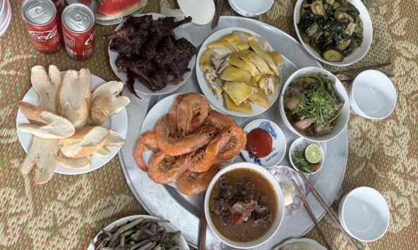 Thông gia mời sang ăn cơm mùng 1, tôi đang ngơ ngác không hiểu gì thì ông ấy tuyên bố lý do còn ngớ ngẩn hơn