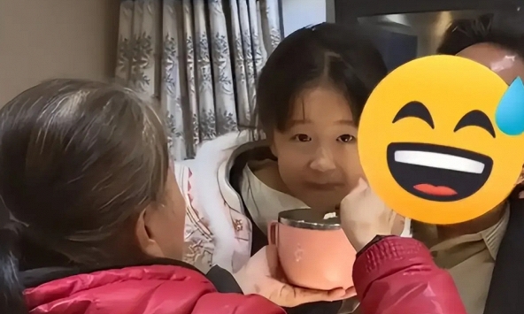 Cảnh tượng tại một gia đình khiến dân mạng đồng loạt lắc đầu ngán ngẩm: Nuôi con kiểu này, về sau chỉ khổ mà thôi!