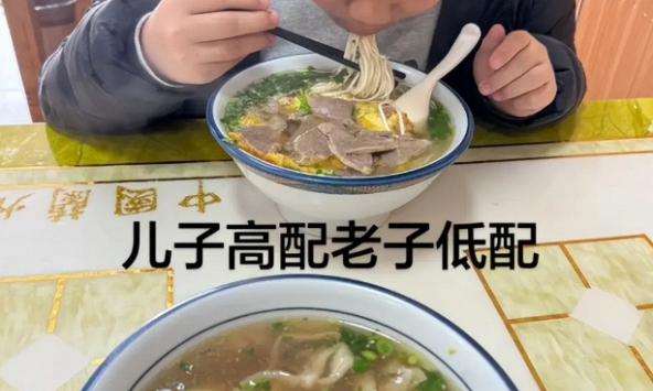 Bức ảnh đứa trẻ ăn bát mỳ ngon lành khiến cư dân mạng bùng nổ: Đừng hành hạ con cái kiểu ấy!