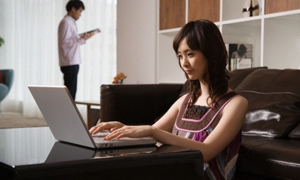 Một lần đi đổ rác thay chồng, tôi vô tình thấy thứ anh cố tình giấu đi mỗi ngày