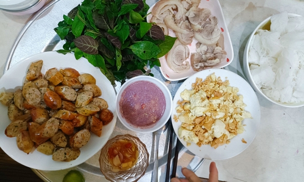 Về ra mắt nhà bạn gái, nhìn mâm cơm bày ra mà tôi 'xách dép chạy'