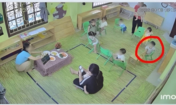 Chồng gửi bức ảnh con đang đi học, vợ xem xong cười đau ruột: “Anh sao vậy anh Hậu?”