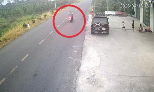 Vài giây chơi bóng của 1 đứa trẻ và bi kịch kinh hoàng: Đừng để sự thiếu sát sao của cha mẹ thành nỗi đau cho cả hai gia đình!