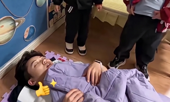 Không thể nhịn cười: Một giáo viên Mầm non ngủ quên trời quên đất, học sinh vây quanh gọi mãi mới tỉnh!