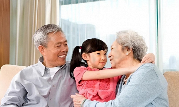 Cha mẹ muốn về già an yên, nhất định phải giữ 2 'lá bài' hộ thân này!