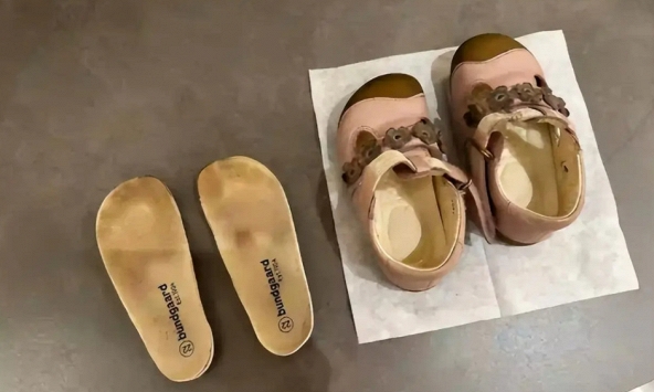 Mẹ đăng bài 'cầu cứu' vì con gái 10 tuổi bị hôi chân nặng, cư dân mạng gợi ý 1 câu khiến chị sững sờ!