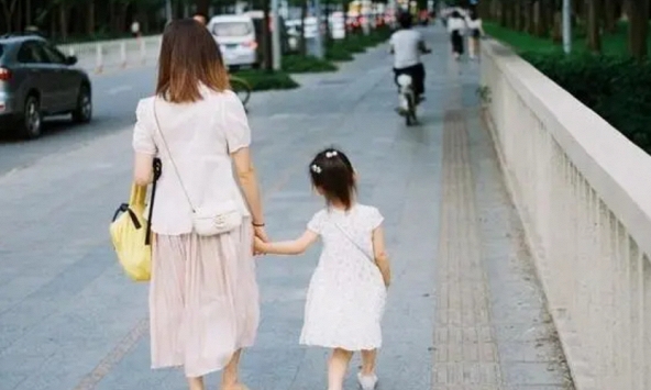 Già rồi tôi mới nhận ra: Đừng bao giờ thể hiện 4 hành vi này trước mặt con cái!