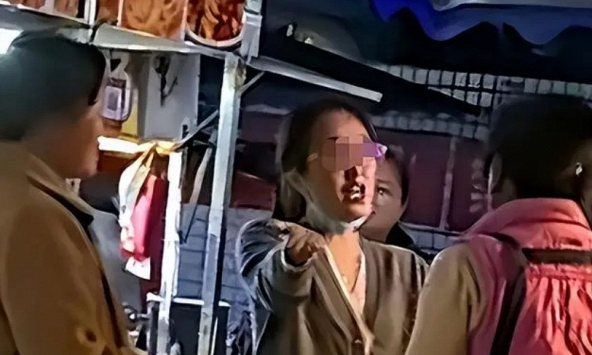 Vô tư giúp đỡ một nữ sinh, người phụ nữ nghèo bất ngờ bị vu vạ, sỉ nhục giữa phố: Đúng là làm ơn mắc oán!