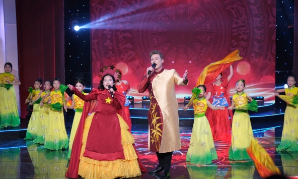 Ca sĩ Kyo York và Đại sứ Gabi Bảo Uyên trình diễn tại sự kiện công bố Trạm Di sản: Em Tây Bắc 2