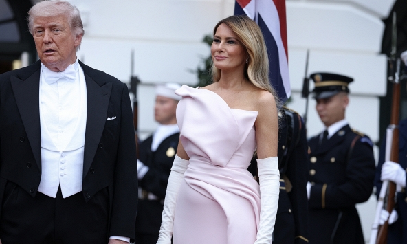 Melania Trump lộng lẫy trong đầm Dior Haute Couture hồng phấn tại quốc yến với Vua Charles