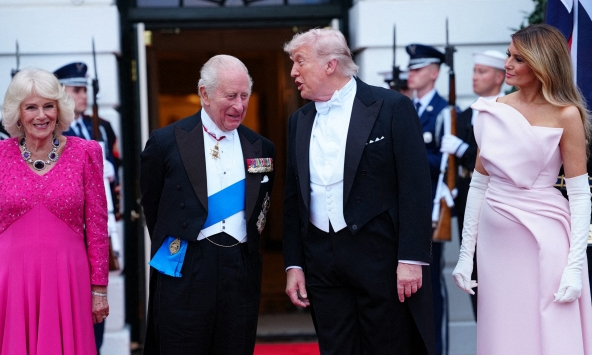 Vua Charles 'cụng ly' cùng Tổng thống Trump. Vương hậu Camilla và Đệ nhất phu nhân Melania mặc đồng màu hồng trong đêm tiệc lịch sử tại Nhà Trắng