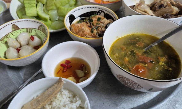 Ngày đầu về nghỉ lễ mẹ chồng bày mâm cơm mà tôi không muốn ăn, không hiểu sao bà lại làm vậy!