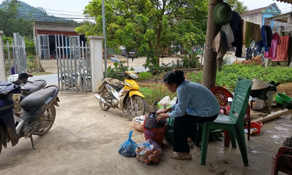 Nhìn mẹ tôi mang đồ quê lên biếu thông gia và phản ứng vô tư của bố mẹ chồng làm tôi trào nước mắt