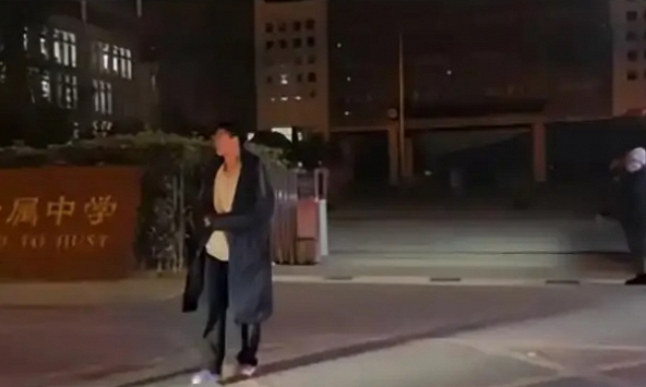 Bức ảnh đón con tan học khiến nhiều phụ huynh ào ào bình luận: Con tôi cũng 'quái gở' y hệt thế này!