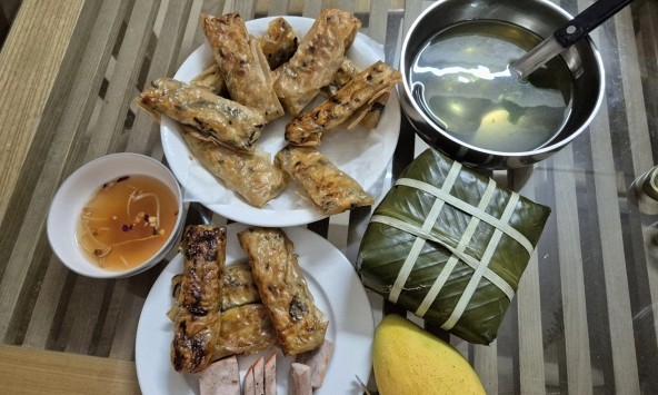 Chưa hết nghỉ lễ mẹ chồng đã gọi điện giục lên gấp, nhìn mâm cơm bố chồng gửi tôi mới hiểu mình 'có giá' thế nào!