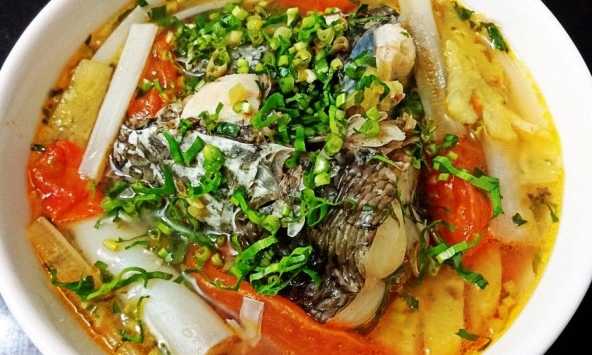 Nấu canh cá đừng chỉ dùng dứa và cà chua: Thêm một nhúm lá này vào, nước dùng thanh vị, khử sạch mùi tanh ngon hơn ngoài hàng