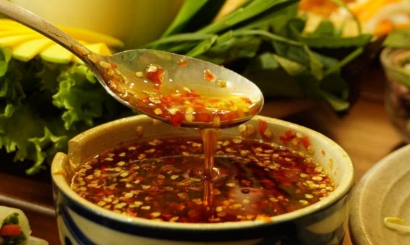 Sự thật về bát nước chấm 'linh hồn': Tại sao cùng một công thức nhưng ngoài hàng lại sánh quyện, đẹp mắt hơn hẳn?