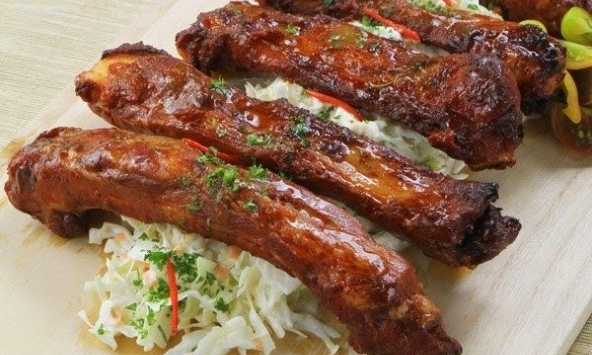 Rửa sườn lợn bằng nước lã thôi là chưa đủ: Cho thêm một nắm này vào, chất bẩn và máu bầm 'tự động' chui ra hết, sạch thơm