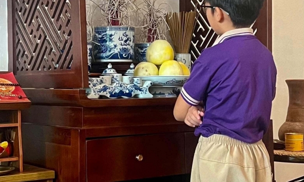Hình ảnh đang khiến MXH cười nghiêng ngả: Mỗi mùa thi, không chỉ cha mẹ mà cả 'các cụ' cũng phải 'tăng ca' cổ vũ thế này đây!