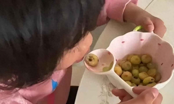 Bức ảnh này có gì mà khiến 1 bà mẹ bị chỉ trích 'làm trò': Có oan quá không? 