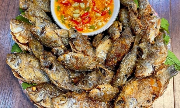 Chiên cá đừng chỉ dùng dầu ăn: Thả thêm một mẩu này vào chảo, cá giòn rụm, không bắn dầu mà lại thơm 'gây nghiện'
