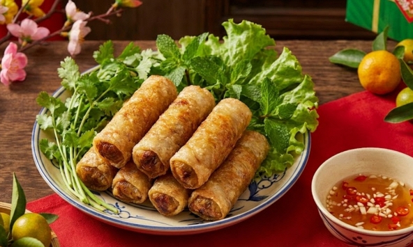 Làm nem rán đừng chỉ dùng trứng làm chất kết dính, thêm ngay chút bột này vào nhân, nem giòn lâu suốt cả ngày, vỏ vàng ươm không cháy