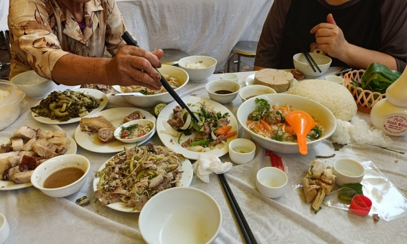 Đi ăn cỗ cưới chung với thông gia mà tôi phát xấu hổ, không hiểu sao bà ấy hồn nhiên được như vậy