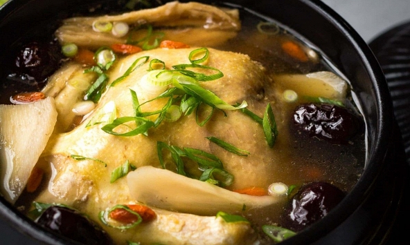 Gà hầm bổ dưỡng nhưng bé chỉ 'lắc đầu', các mẹ thử cho ngay nắm lá này vào đi, gà ngọt thanh con thích mê