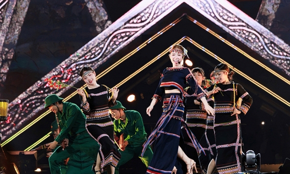 Hết gây sốt với đàn Hạc, Dương Hoàng Yến tiếp tục 'cân' luôn đàn Đá tại concert Sao Nhập Ngũ