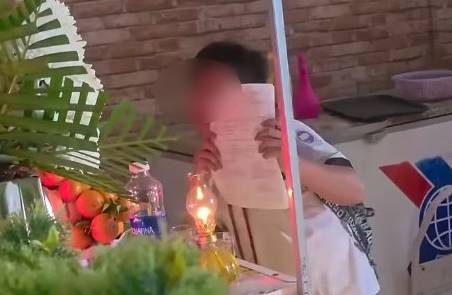 Bức hình khoe bố điểm 10 xót xa nhất lúc này: Vẫn món quà đó nhưng cái xoa đầu động viên không còn nữa rồi!