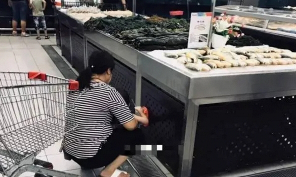 Không thể chấp nhận hành động của người mẹ trong bức ảnh này!