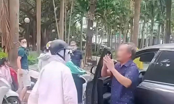 Vụ va chạm giao thông đang khiến cả MXH bức xúc: Chở theo con nhỏ mà người mẹ này đang làm cái gì thế này!